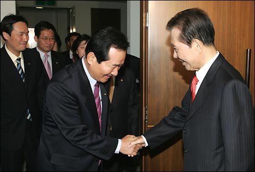 8일 오전 열린우리당 정세균 의장이 신임 인사차 김대중 전대통령을 예방, 악수하고 있다. 